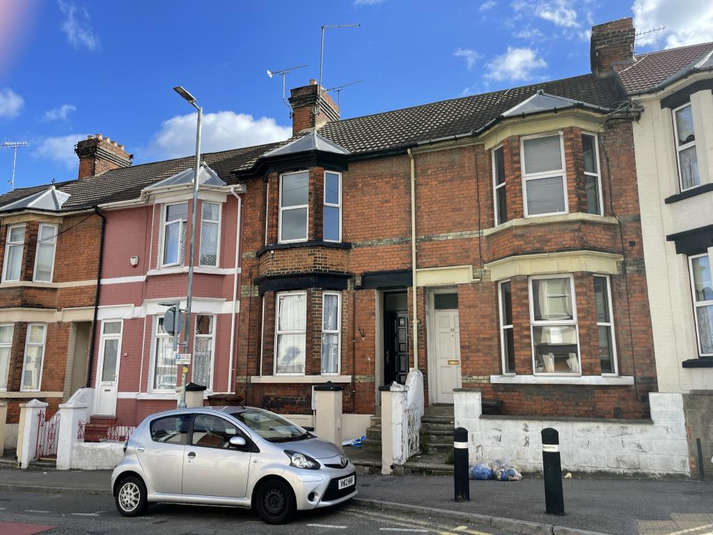 Lot: 2 - PAIR OF FLATS FOR IMPROVEMENT -